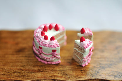 Strawberry Valentine Cake w/slices